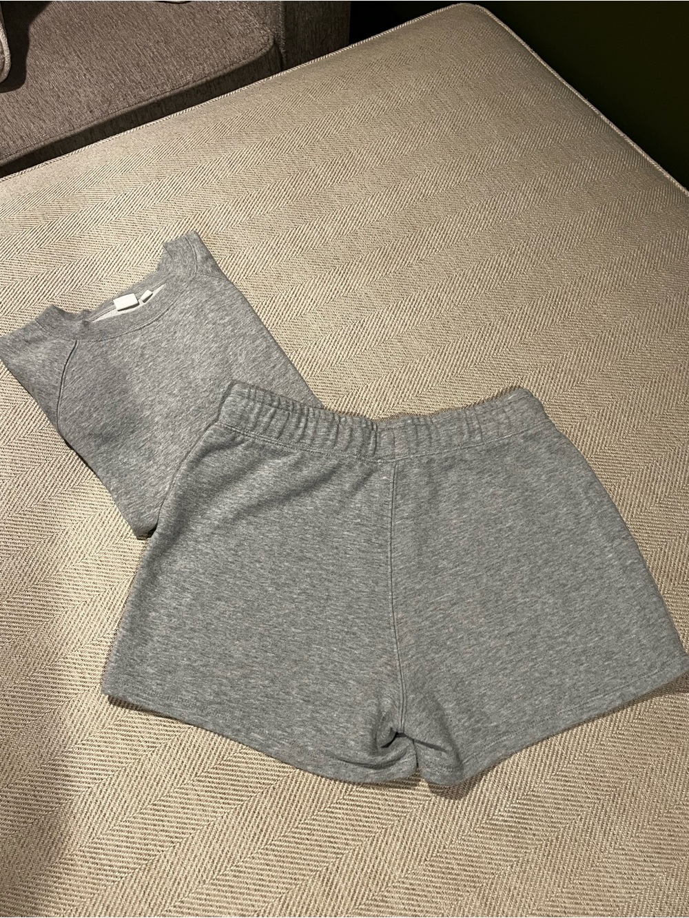 GAP Women's Short-Sleeve Heather Gray Sweatshirt - Picture 5 of 6